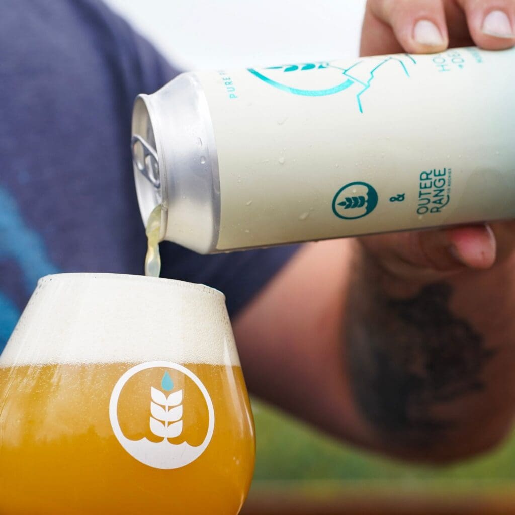 Can and pour of Houblon Deluxe